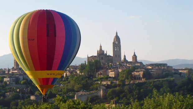 Un globo sobrevuela la ciudad de Segovia