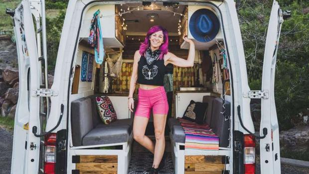 Lisa Jacobs, en su furgoneta. En Instagram tiene la cuenta vacayvans, con más de 42.000 seguidores