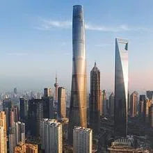 La estructura retorcida de la Torre destaca en el skyline de Shanghai