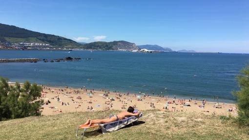 Ambiente en la playa de Arrigunaga