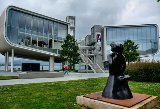 Entrada al Centro Botín, con una escultura de Miró en la entrada